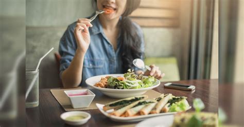 夢見同朋友食飯|夢見吃飯9大情境意思大解構！付錢/喝酒/與家人同事聚。